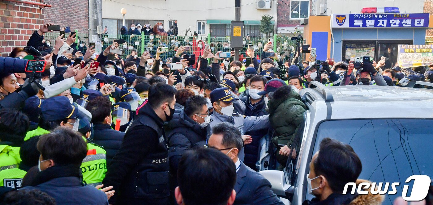 본문 이미지 - 아동 성폭행 혐의로 징역 12년을 복역 후 출소한 조두순(68)이 12일 오전 경기도 안산시내 거주지로 향하고 있다. 2020.12.12/뉴스1 ⓒ News1 조태형 기자