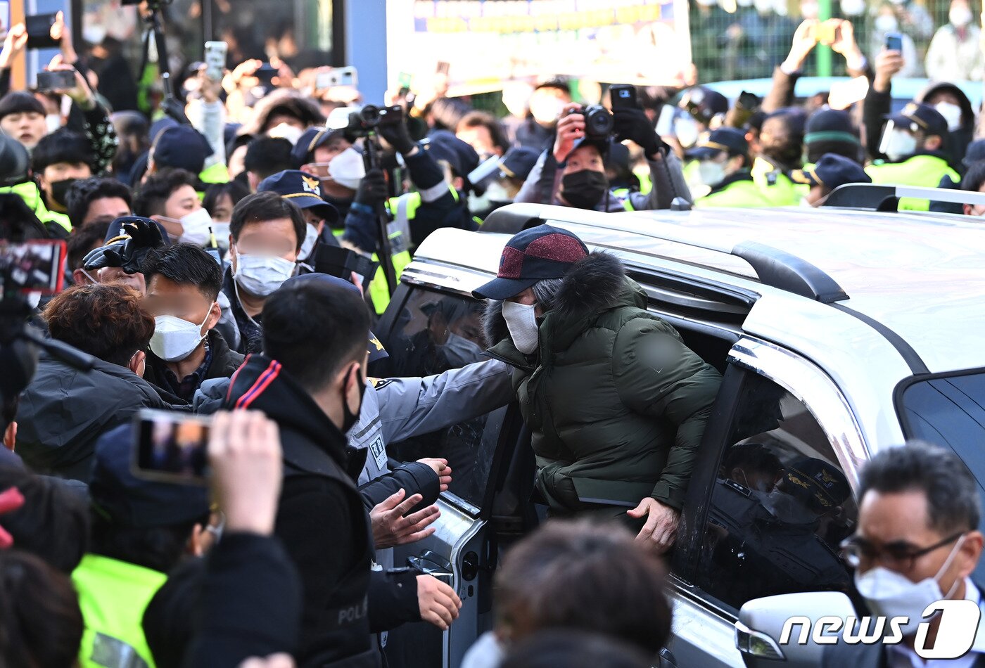 본문 이미지 - 아동 성폭행 혐의로 징역 12년을 복역 후 출소한 조두순(68)이 12일 오전 경기도 안산시내 거주지로 향하고 있다. 2020.12.12/뉴스1 ⓒ News1 조태형 기자