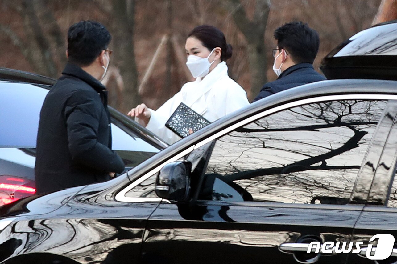 본문 이미지 - 이서현 삼성복지재단 이사장이 고 이건희 삼성전자 회장의 49재를 지내기 위해 12일 오전 서울 은평구 진관사에 도착하고 있다. 2020.12.12/뉴스1 ⓒ News1 이광호 기자