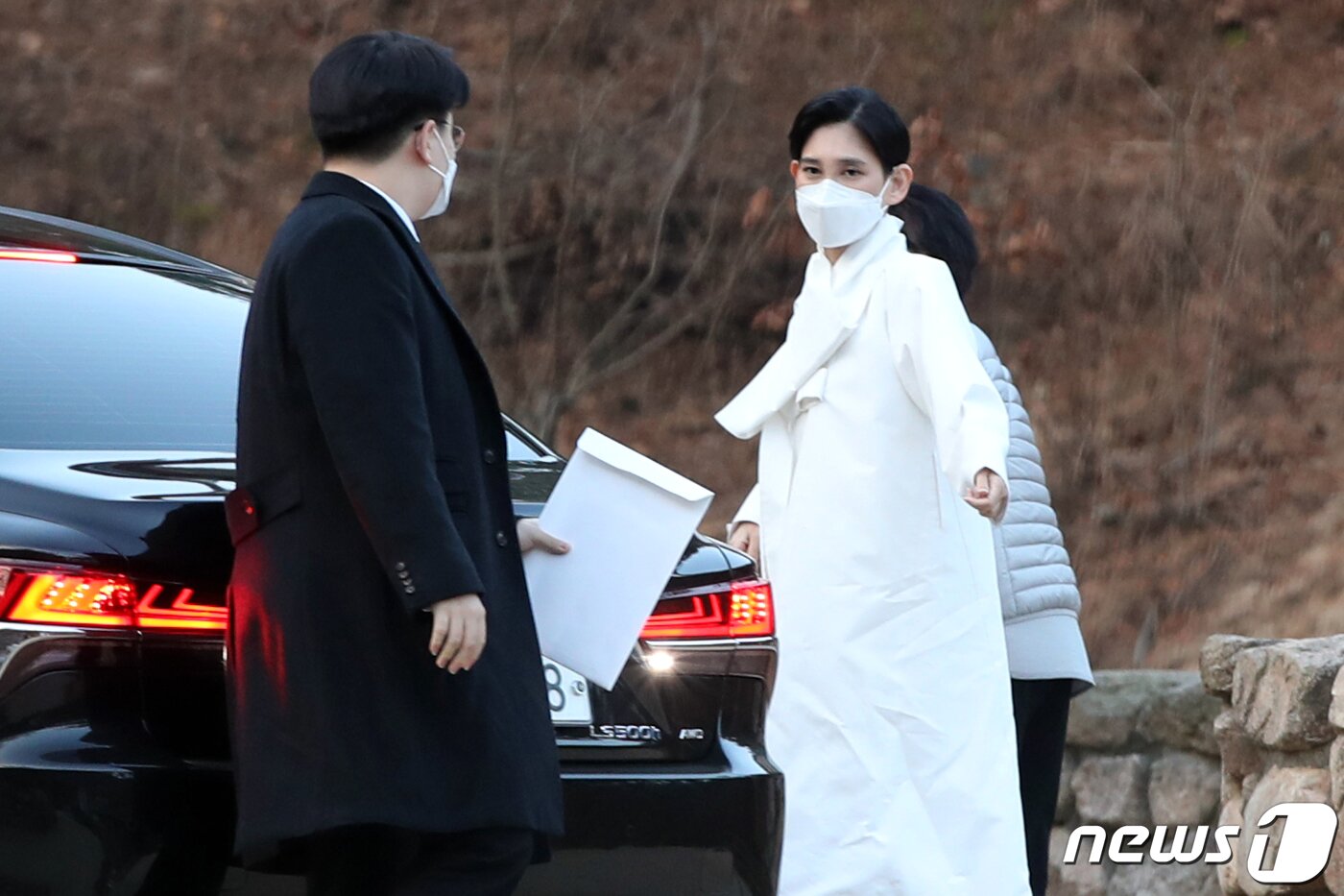 본문 이미지 - 이부진 호텔신라 대표이사 사장이 고 이건희 삼성전자 회장의 49재를 지내기 위해 12일 오전 서울 은평구 진관사에 도착하고 있다. 2020.12.12/뉴스1 ⓒ News1 이광호 기자