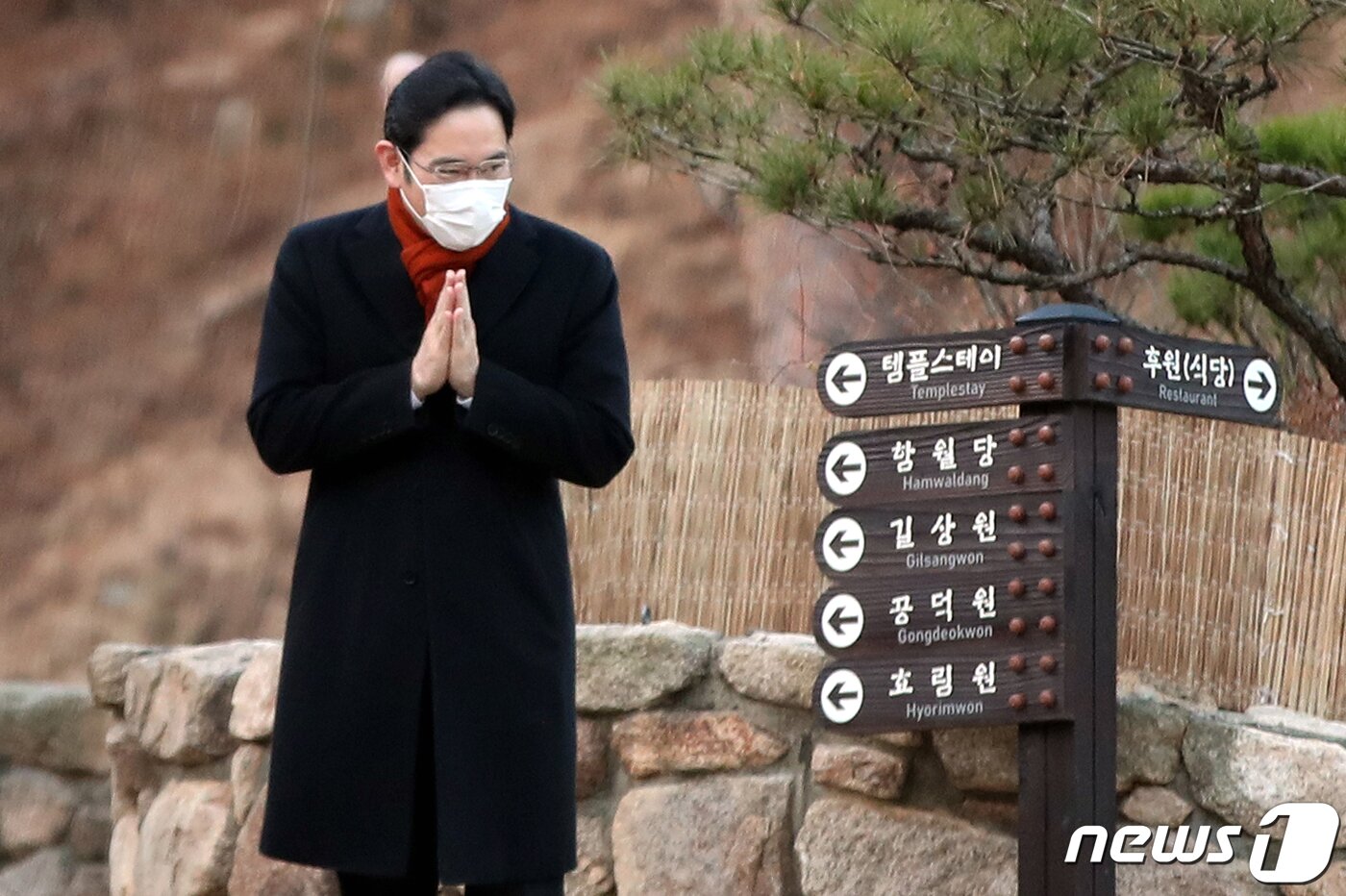 본문 이미지 - 이재용 삼성전자 부회장이 고 이건희 회장 49재를 지내기 위해 12일 오전 서울 은평구 진관사를 찾아 스님들에게 인사하고 있다. 2020.12.12/뉴스1 ⓒ News1 이광호 기자