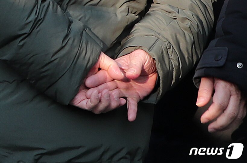 본문 이미지 - 아동 성폭행 혐의로 징역 12년을 복역 후 출소한 조두순(68)이 12일 오전 경기도 안산준법지원센터에서 행정절차를 마치고 뒷짐을 지고 이동하고 있다. 2020.12.12/뉴스1 ⓒ News1 조태형 기자