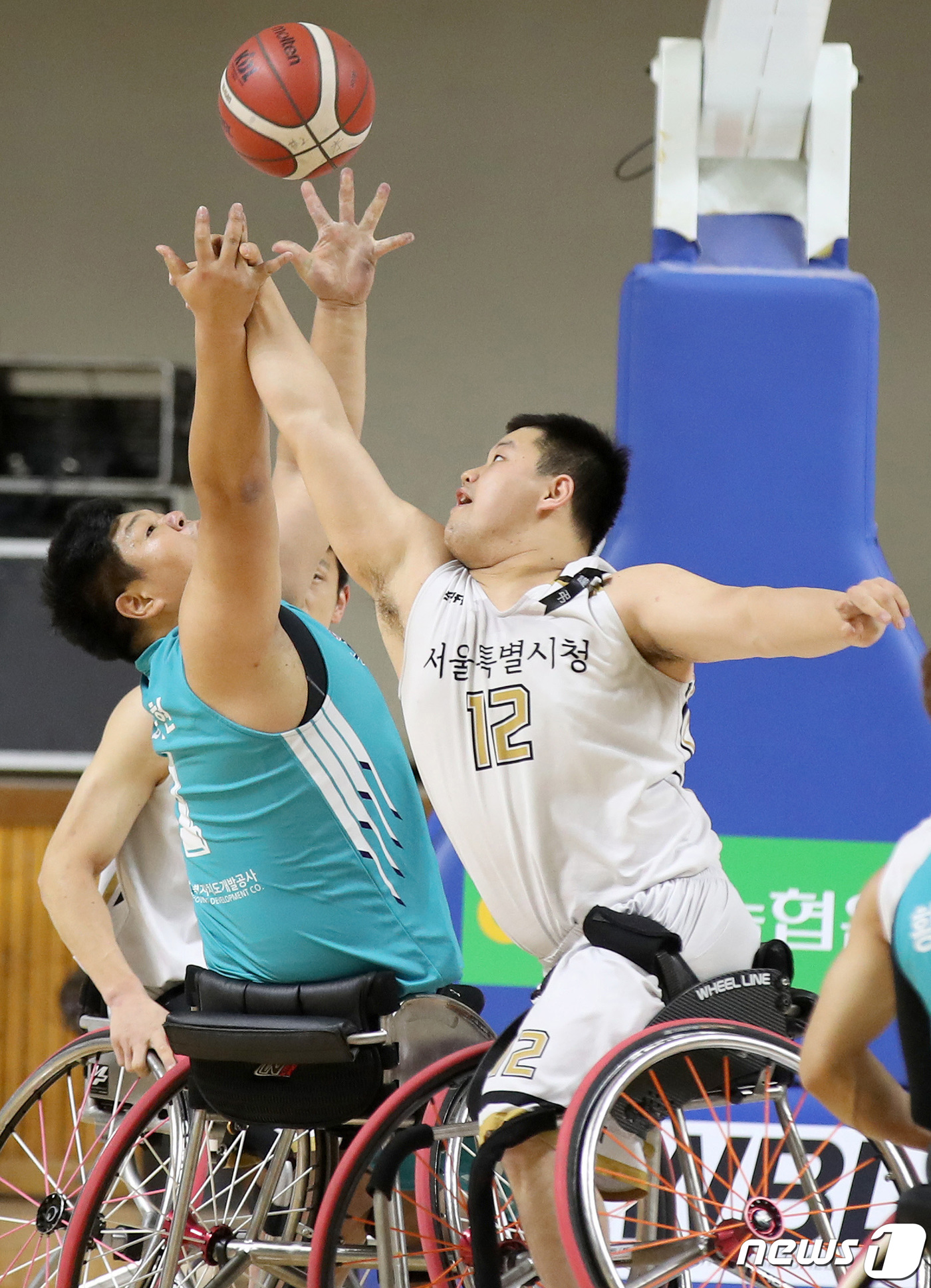 (춘천=뉴스1) = 12일 오후 강원 춘천시 호반체육관에서 열린 '2020 KWBL 휠체어농구리그' 챔피언결정전 2차전 제주특별자치도과 서울특별시청 경기에서 서울 양동길(오른쪽)과 …