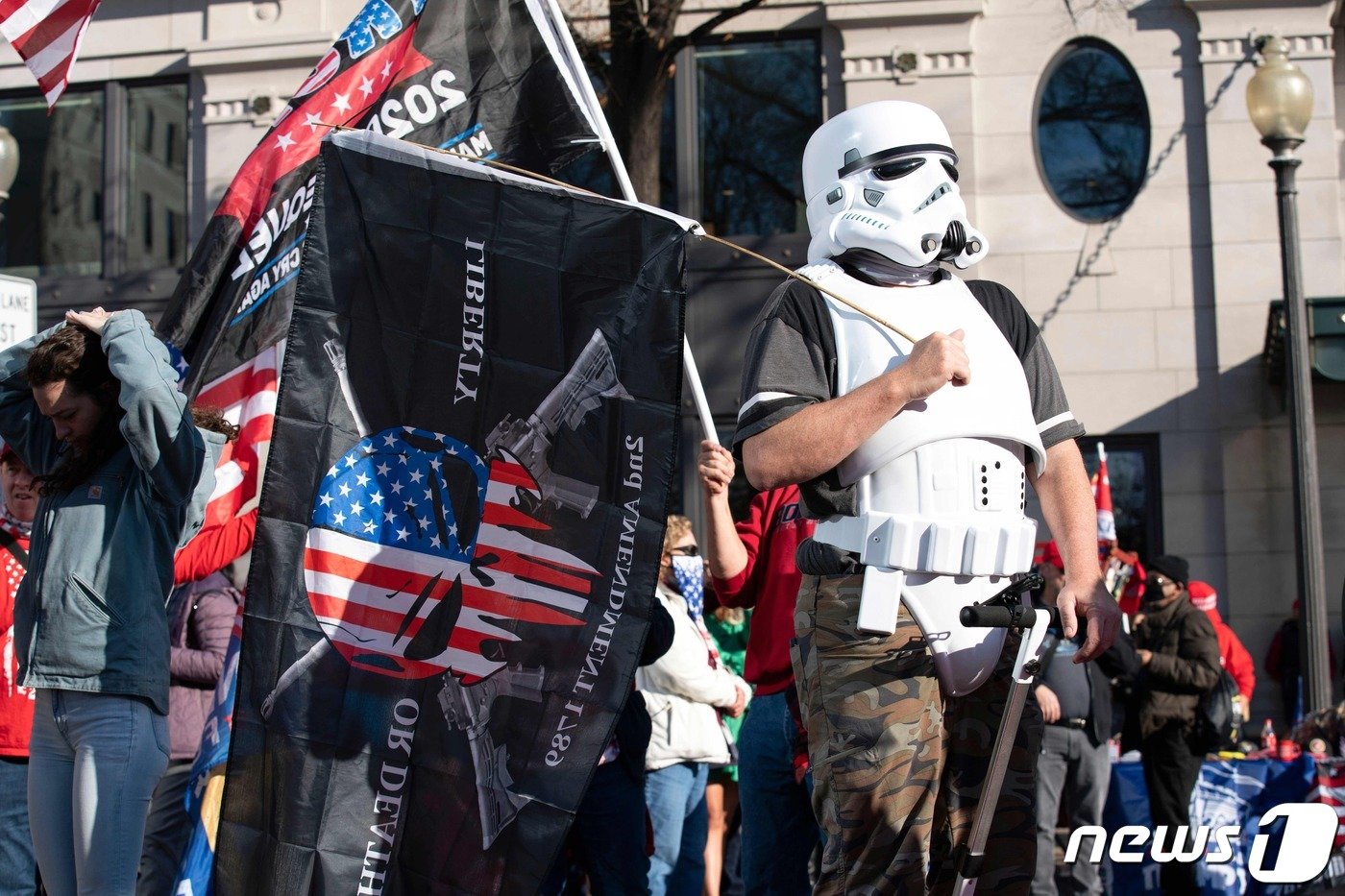 본문 이미지 - 미국의 극우 네오파시즘 단체 '프라우드 보이즈' 회원들이 12일(현지시간) 워싱턴DC 백악관 인근에서 열린 도널드 트럼프 대통령 지지 집회에 참석 중이다. ⓒ AFP=뉴스1