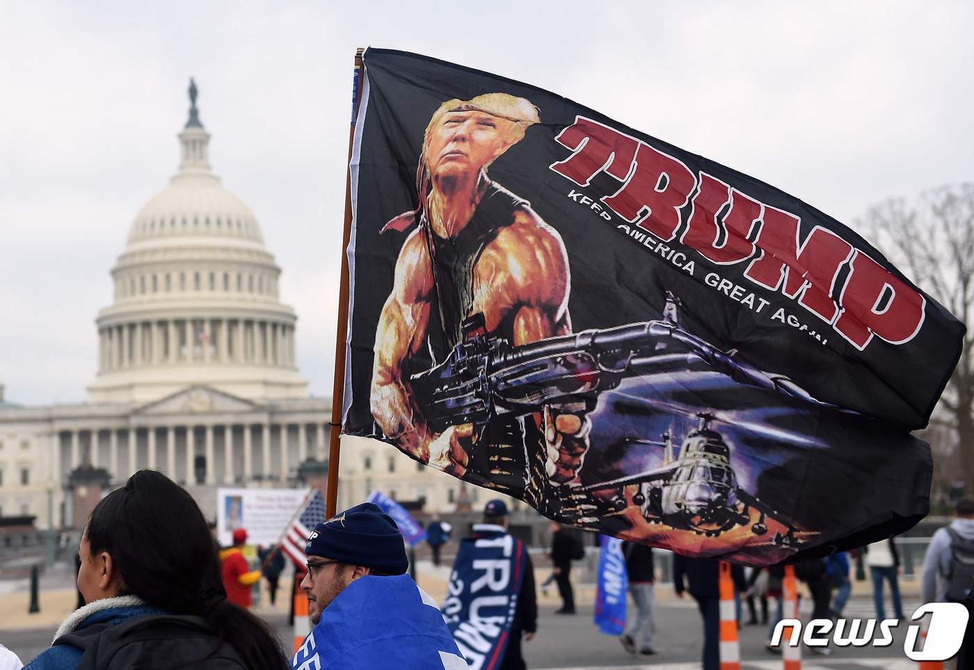 본문 이미지 - Supporters of US President Donald Trump participate in the �Million MAGA March� to protest the outcome of the 2020 presidential election, in front of the US Capitol on December 12, 2020 in Washington, DC. (Photo by Olivier DOULIERY / AFP)