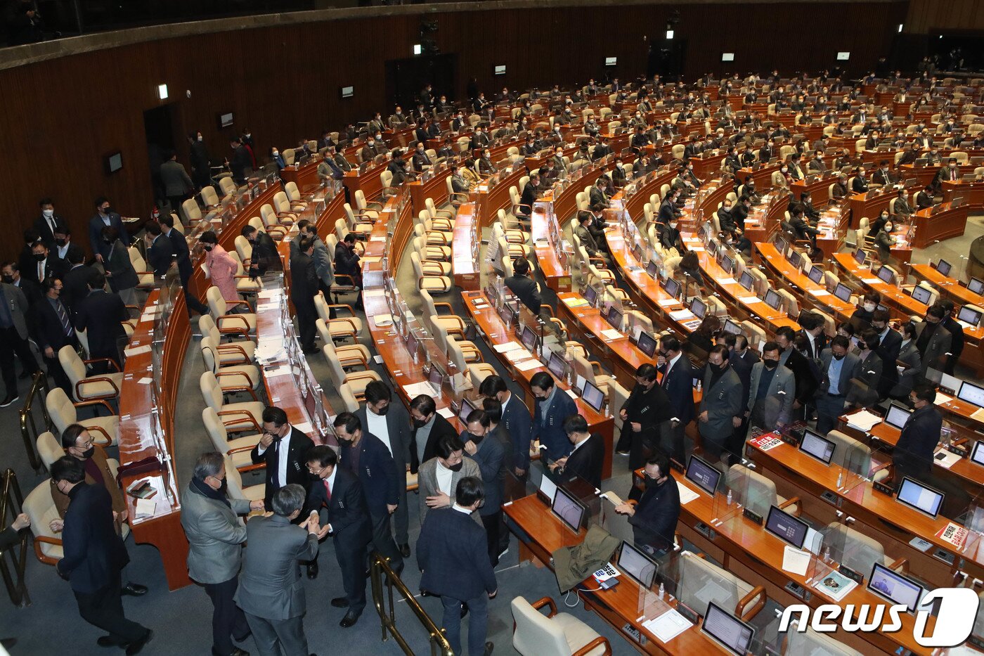 본문 이미지 - 국민의힘 의원들이 13일 오후 국회에서 열린 본회의에서 국정원법 개정안에 대한 무제한 토론(필리버스터) 종결 찬반 투표를 앞두고 본회의장을 나서고 있다. 2020.12.13/뉴스1 ⓒ News1 박세연 기자