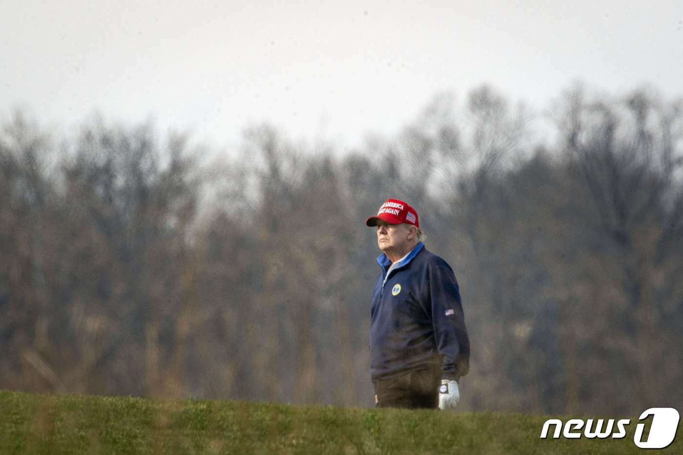 본문 이미지 - 도널드 트럼프 미국 대통령이 골프치는 모습. <자료 사진> ⓒ AFP=뉴스1 ⓒ News1 우동명 기자