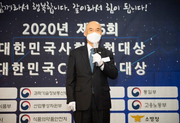 본문 이미지 - 이일하 사단법인 굿네이버스 인터내셔날 이사장이 제15회 대한민국 사회공헌대상 시상식에서 '해외 특별상' 수상소감을 밝히고 있다 . (사진 제공=굿네이버스) ⓒ 뉴스1