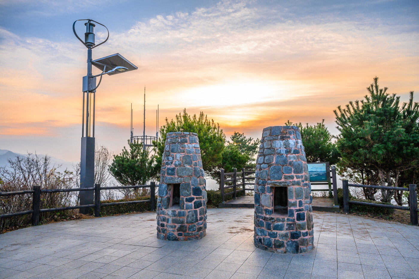 본문 이미지 - 봉수대 뒤로 떠오르는 태양