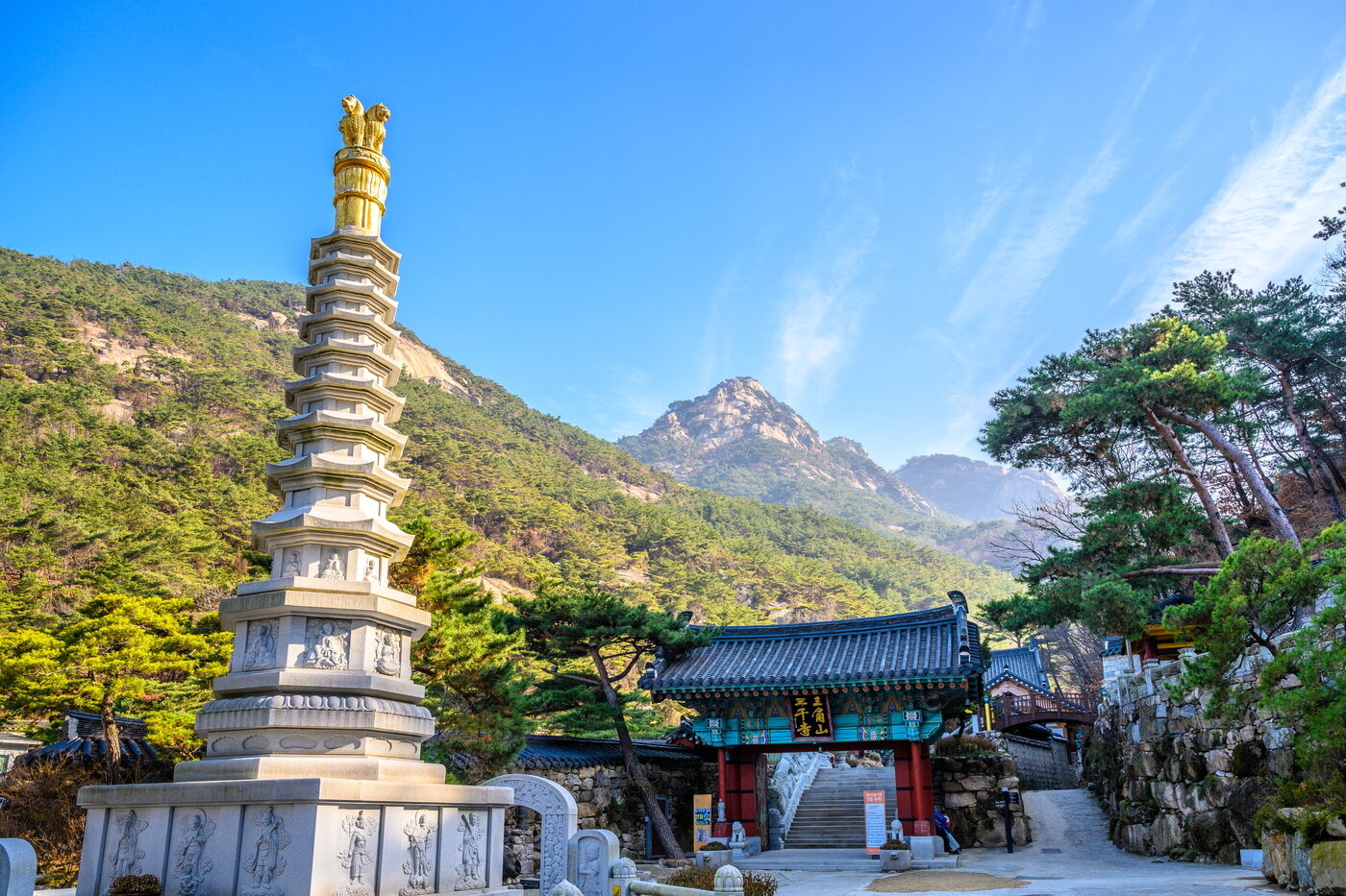 본문 이미지 - 삼천사 북한산의 골짜기와 어우러진 모습