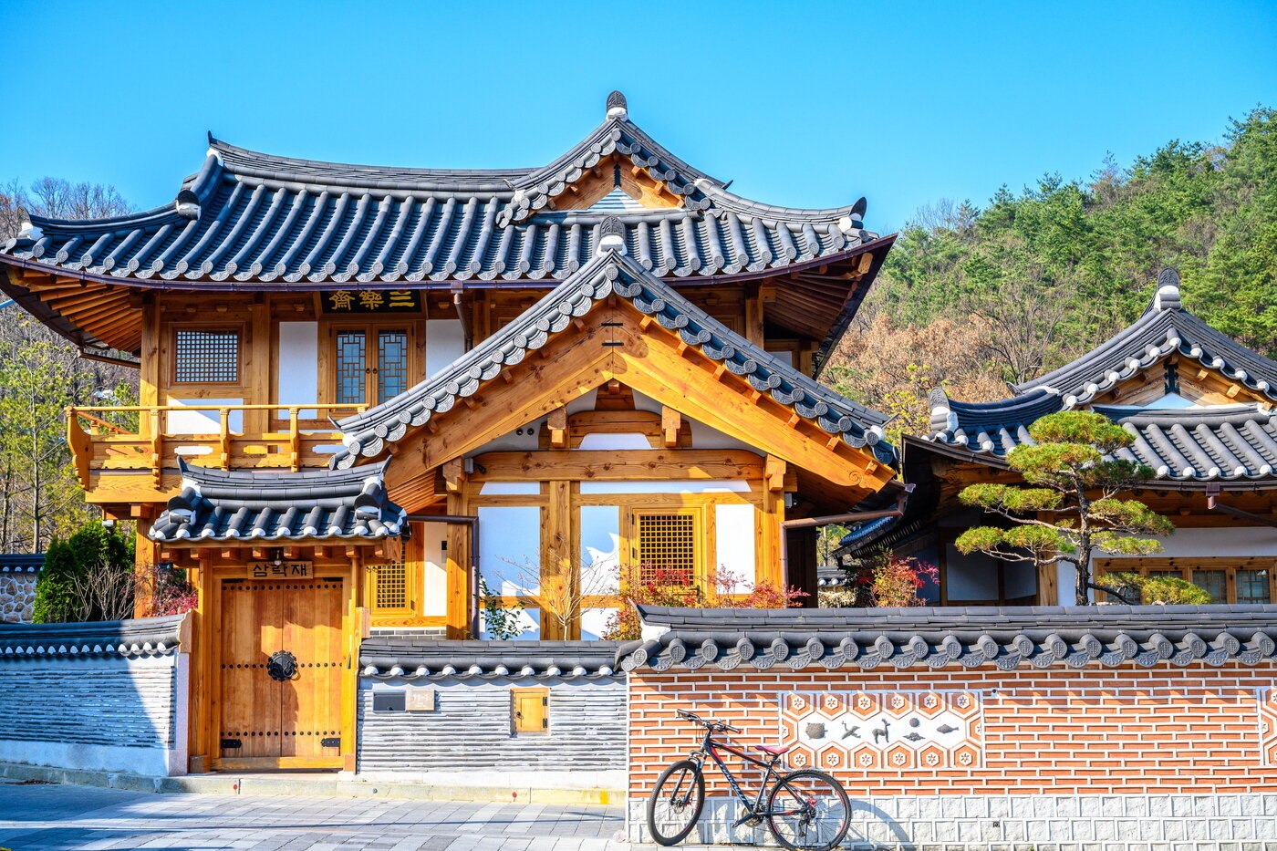 본문 이미지 - 은평한옥마을은 미래지향적인 현대 한옥의 모습을 보여준다