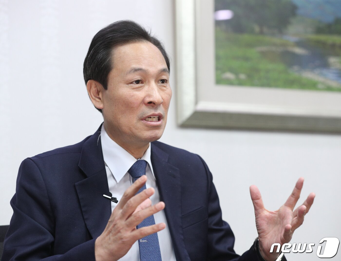 본문 이미지 - 서울시장 보궐선거 출마를 선언한 우상호 더불어민주당 의원이 14일 오후 서울 여의도 국회 의원회관에서 뉴스1과 인터뷰를 하고 있다. 2020.12.14/뉴스1 ⓒ News1 신웅수 기자
