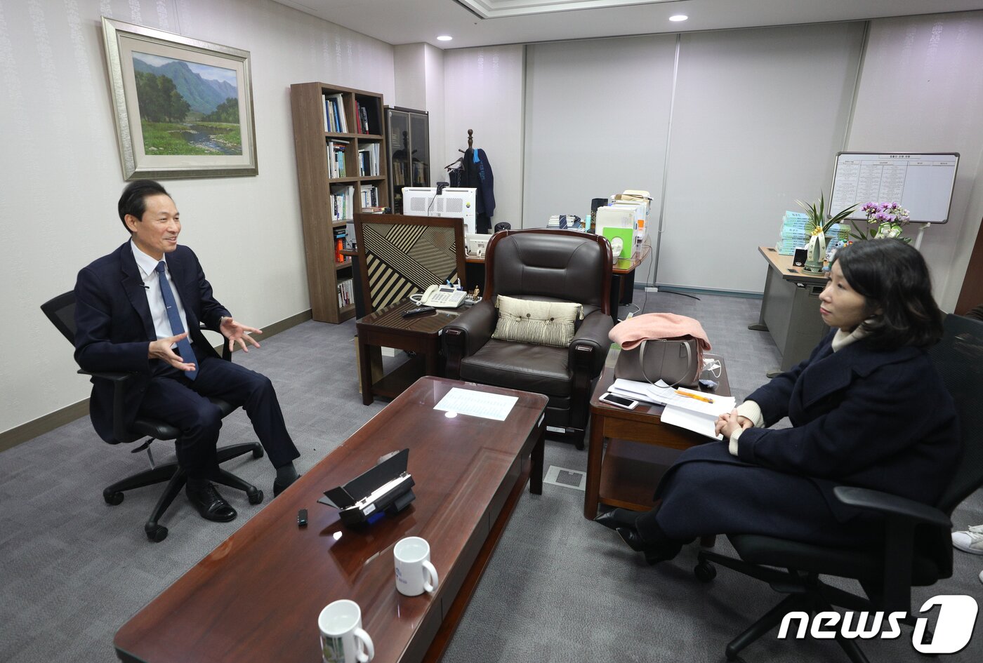 본문 이미지 - 서울시장 보궐선거 출마를 선언한 우상호 더불어민주당 의원이 14일 오후 서울 여의도 국회 의원회관에서 뉴스1과 인터뷰를 하고 있다. 2020.12.14/뉴스1 ⓒ News1 신웅수 기자