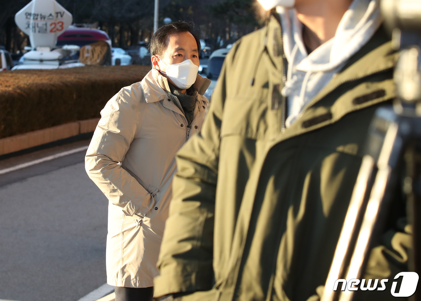 (과천=뉴스1) 안은나 기자 = 윤석열 검찰총장에 대한 검사징계위원회 2차 심의가 열리는 15일 오전 정부과천청사에서 류혁 법무부 감찰관이 출근하고 있다. 2020.12.15/뉴스 …
