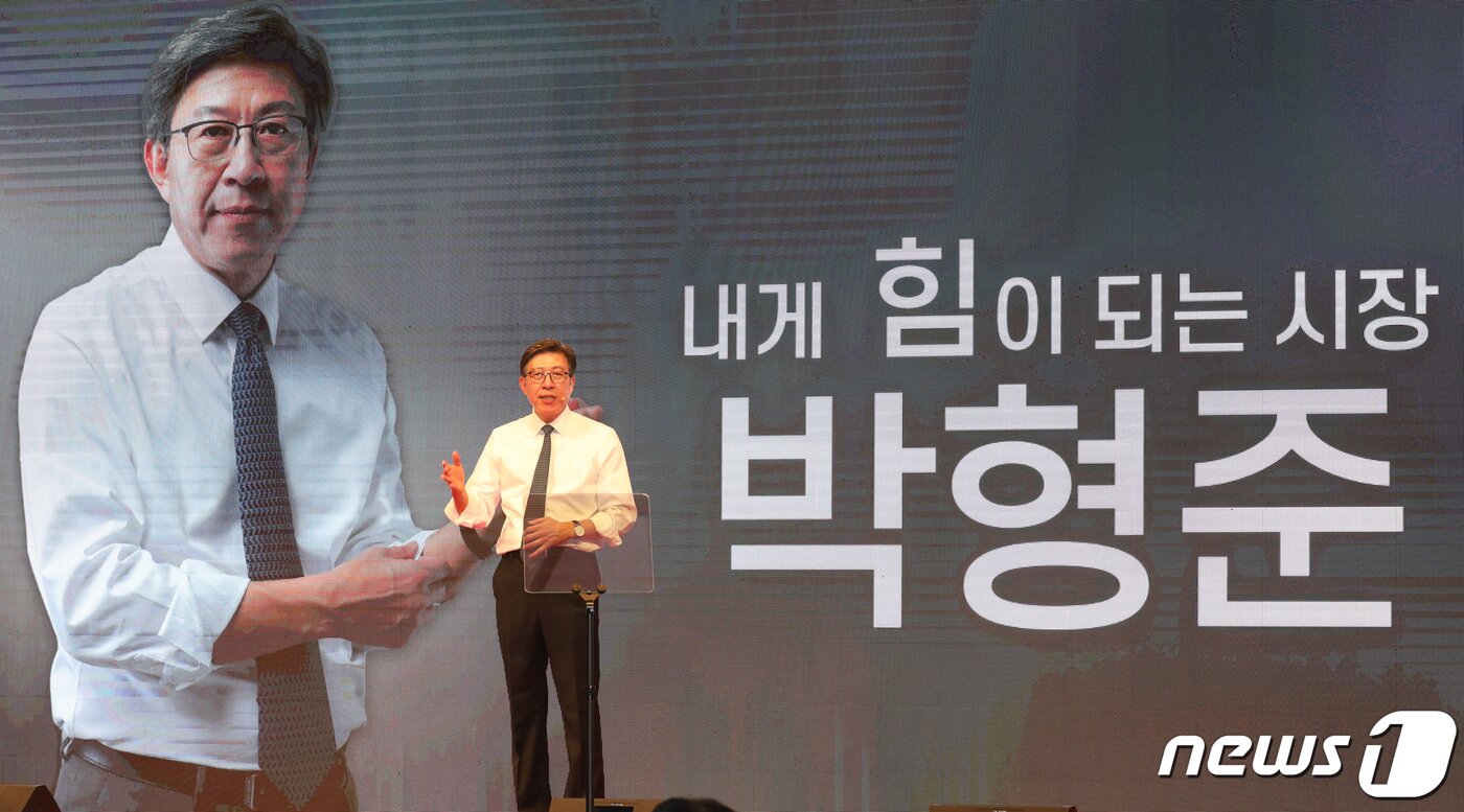 본문 이미지 - 국민의힘 박형준 동아대 교수가 15일 오전 부산 동구 부산항국제여객터미널 5층에서 부산시장 보궐선거 출마선언을 하고 있다. 2020.12.15/뉴스1 ⓒ News1 여주연 기자