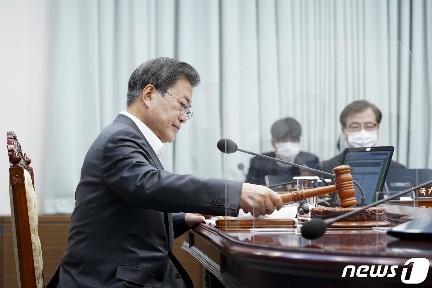 본문 이미지 - 문재인 대통령이 15일 청와대 여민관에서 제61회 영상 국무회의를 주재하고 있다. 2020.12.15/뉴스1 ⓒ News1 박정호 기자