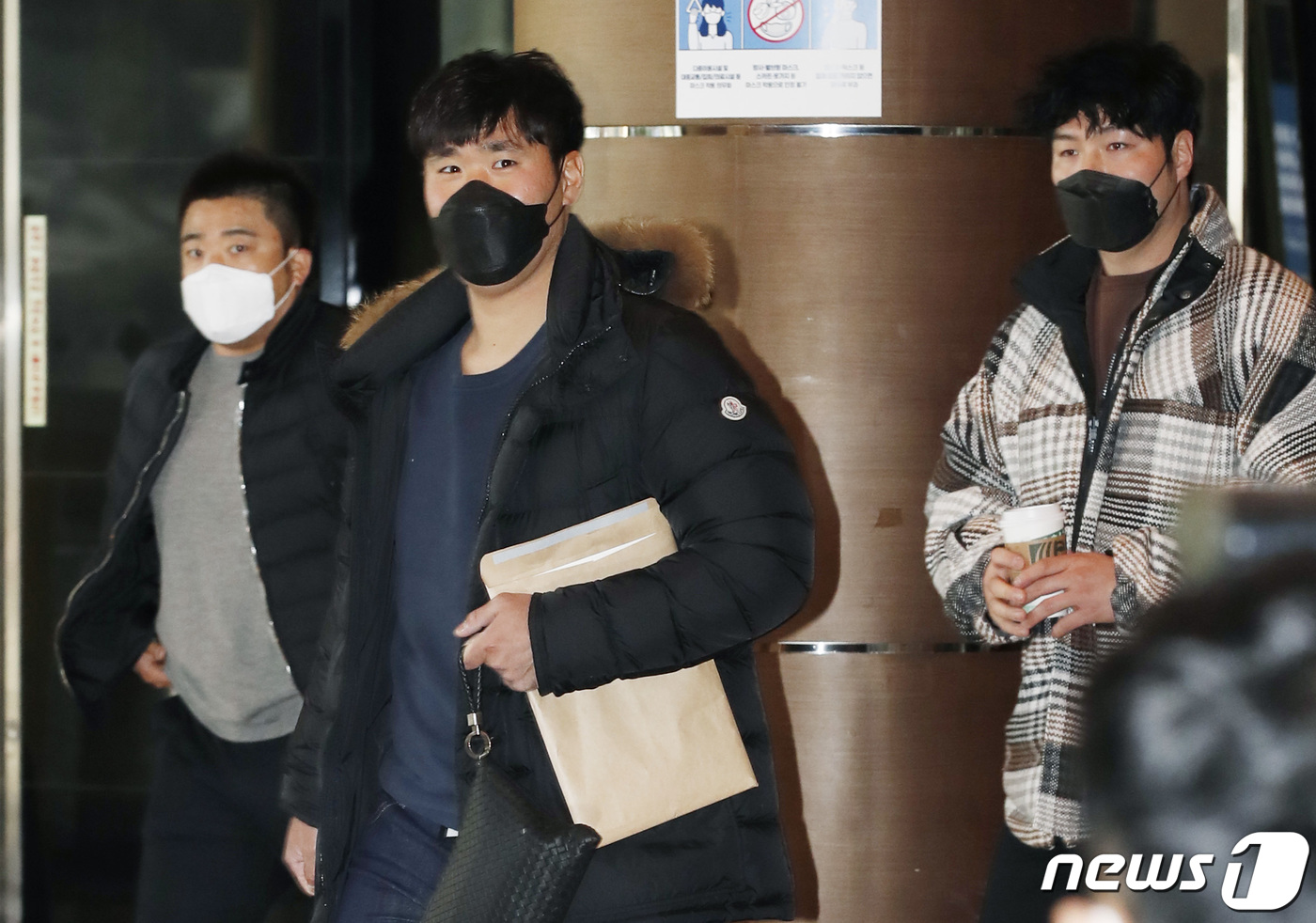 (서울=뉴스1) 권현진 기자 = 야구선수 박석민(왼쪽부터), 이재원, 박병호가 15일 오후 서울 강남구 리베라 호텔에서 열린 ‘프로야구선수협회 총회’에 참석하고 있다. 2020.1 …