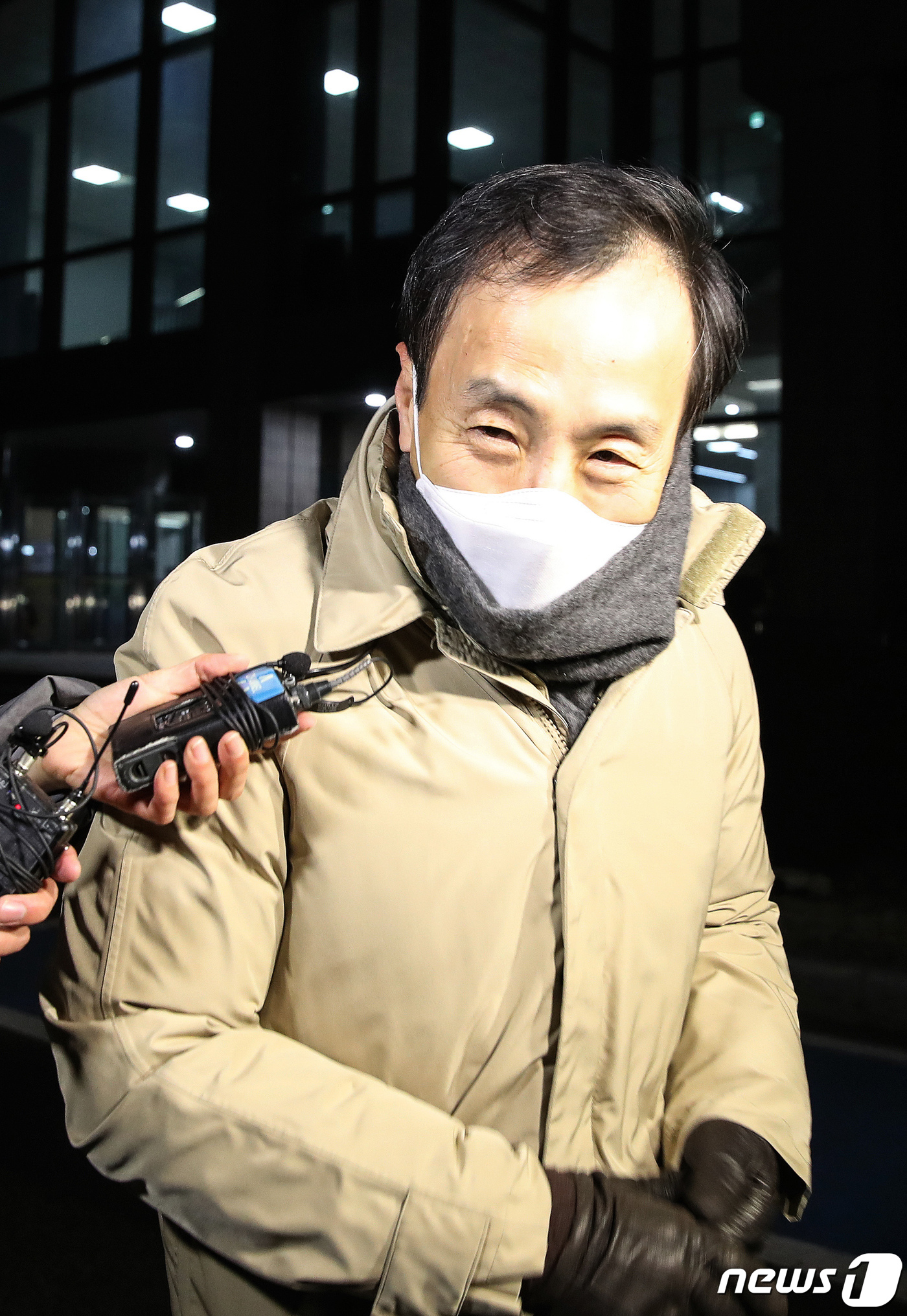 (과천=뉴스1) 유승관 기자 = 류혁 법무부 감찰관이 15일 경기 정부과천청사 법무부에서 열린 윤석열 검찰총장에 대한 검사 징계위원회 2차 심의에서 증인심문을 마친 후 발걸음을 옮 …