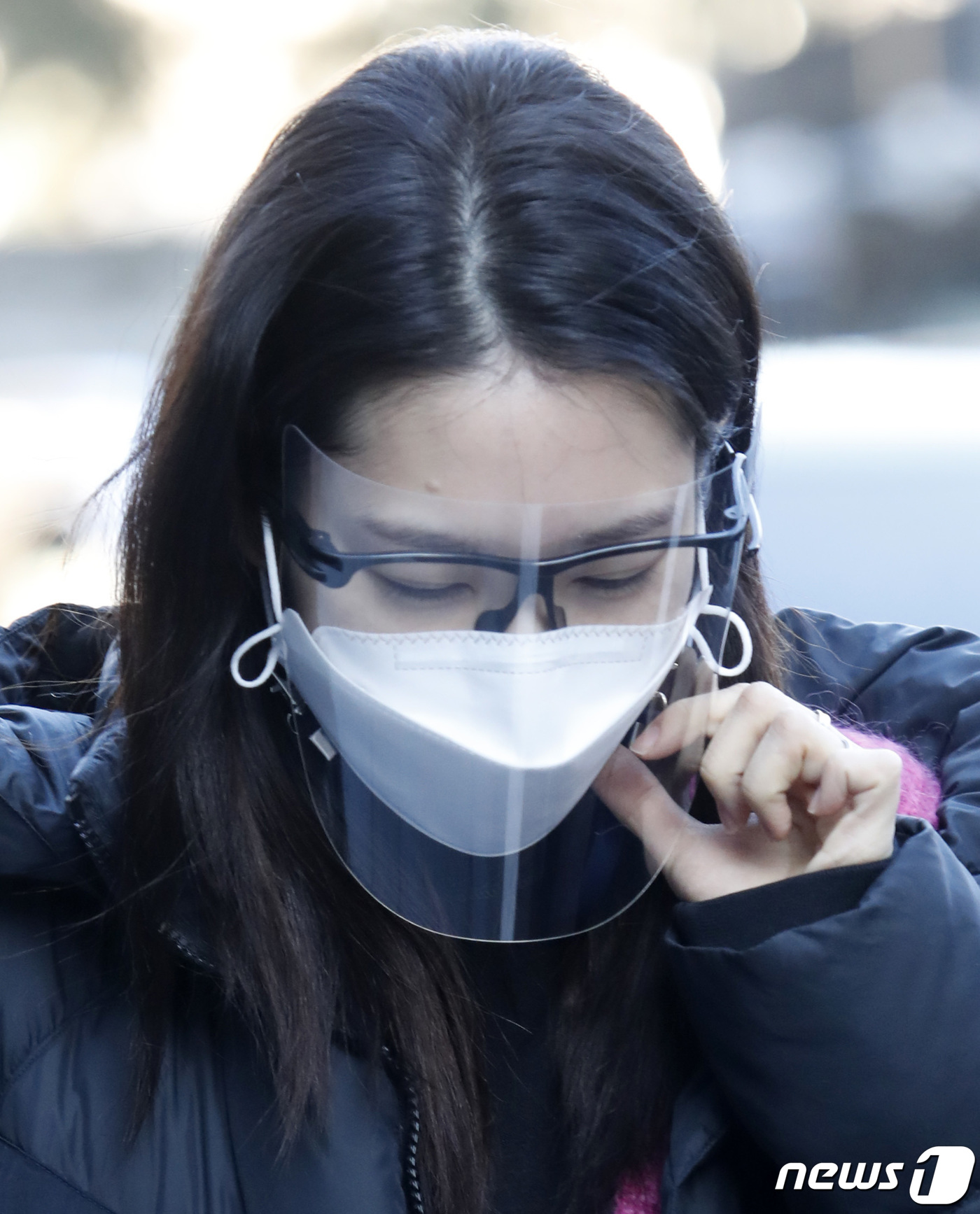 (서울=뉴스1) 권현진 기자 = 신종 코로나바이러스감염증(코로나19) 최다 확진자 발생일인 16일 오전 서울 여의도 KBS 신관에 걸그룹 오마이걸(OH MY GIRL) 지호가 'K …