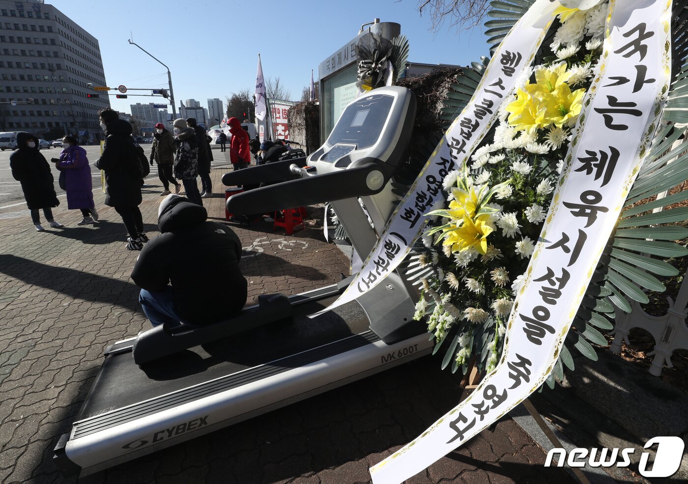 본문 이미지 - 16일 오후 서울 여의도 국회 앞에서 헬스클럽관장연합회 소속 회원들이 생존권 보장 촉구 집회를 하고 있다.  2020.12.16/뉴스1 ⓒ News1 신웅수 기자
