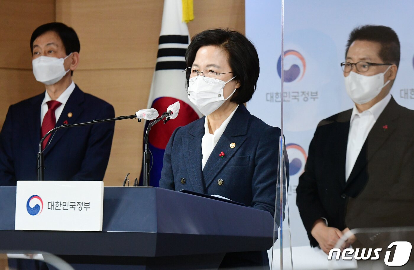 본문 이미지 - 추미애(가운데) 법무부 장관. 2020.12.16/뉴스1 ⓒ News1 사진공동취재단