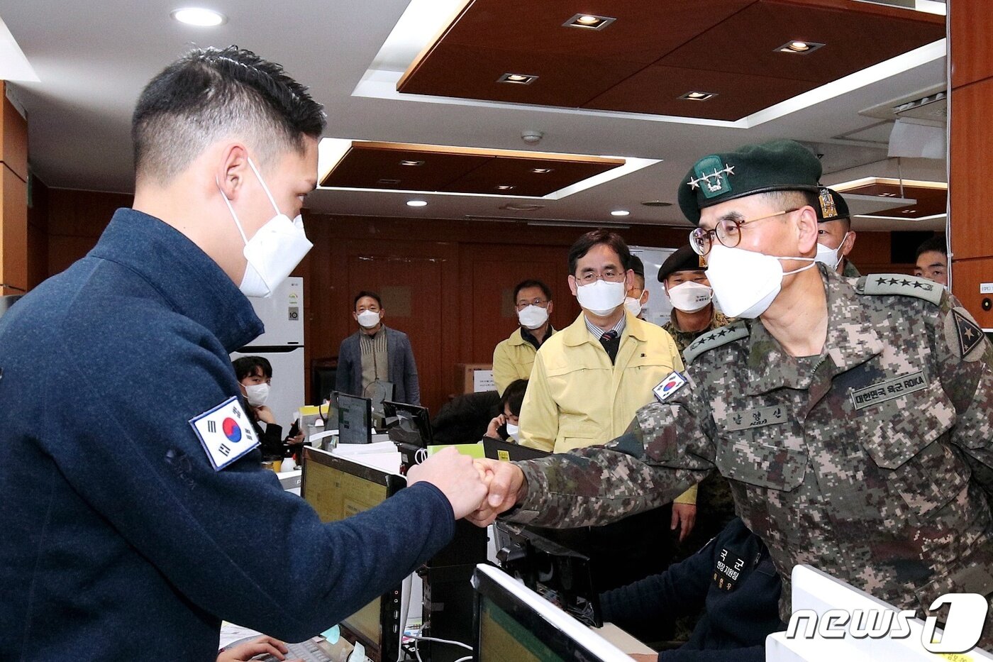 본문 이미지 - 남영신 육군참모총장이 지난해 12월16일 서울 중구보건소를 찾아 수도권 역학조사 지원 임무를 수행 중인 특전사 장병을 격려하고 있다. 2020.12.16/뉴스1