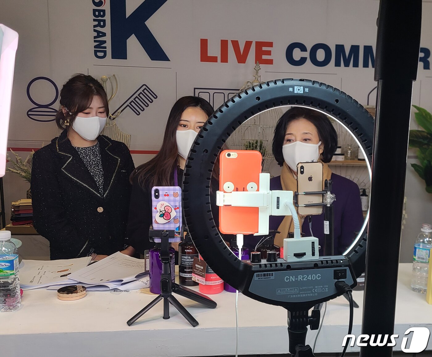 본문 이미지 - 박영선 중소벤처기업부 장관이 16일 서울 강남구 코엑스에서 열린 브랜드 케이(K)의 밤 행사에서 중소기업의 판로 지원을 위한 라이브커머스에 참여하고 있다.(중기부 제공) 2020.12.16/뉴스1