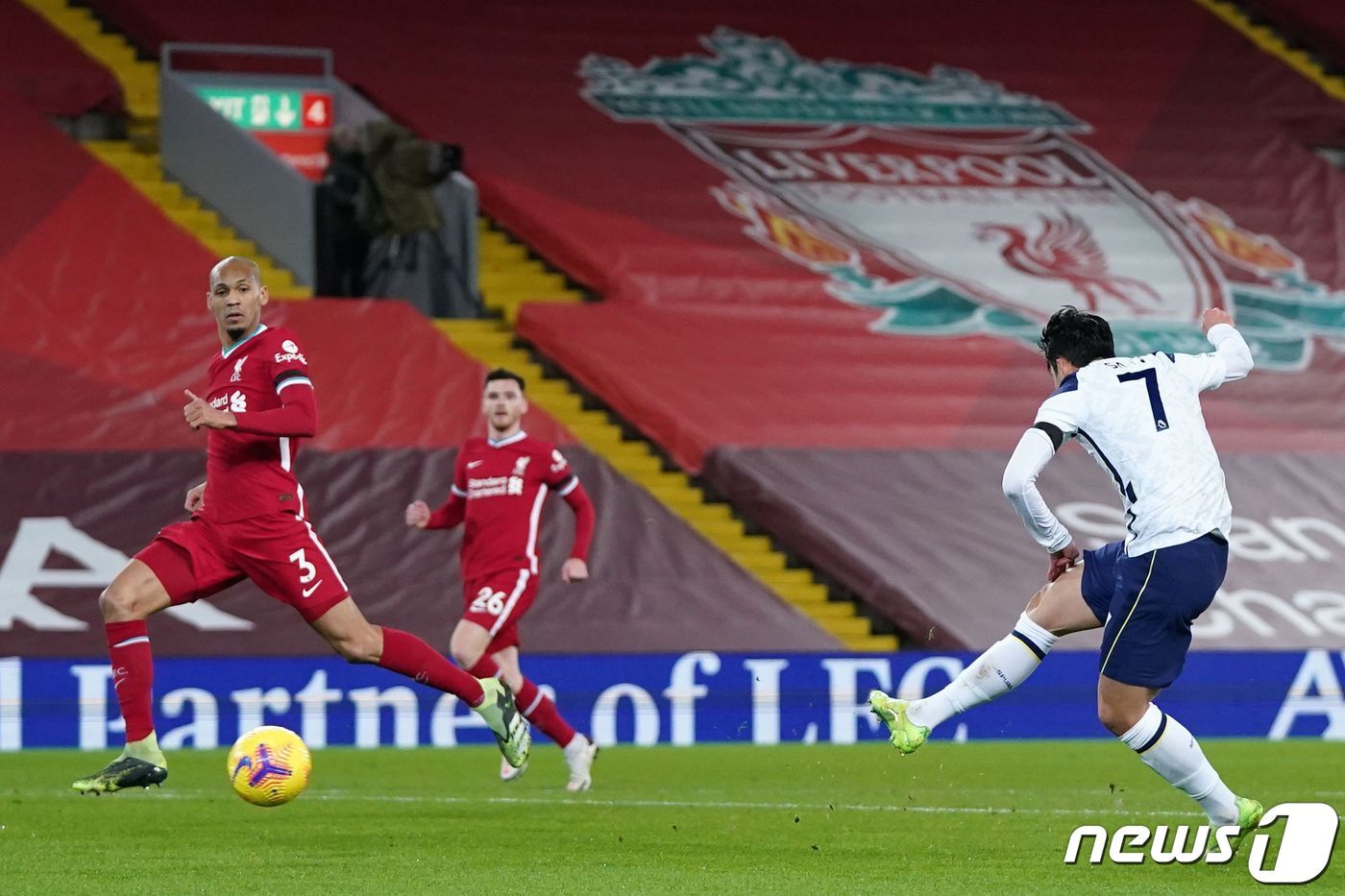 본문 이미지 - 지난해 무관중으로 진행됐던 리버풀과 토트넘의 EPL 경기 장면. ⓒ AFP=뉴스1