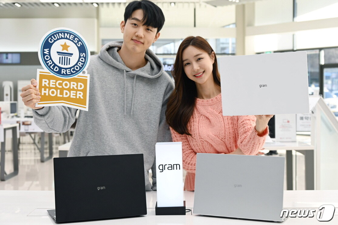 본문 이미지 - 모델들이 'LG 그램 16'을 소개하고 있다.(LG전자 제공)2020.12.17/뉴스1 ⓒ 뉴스1