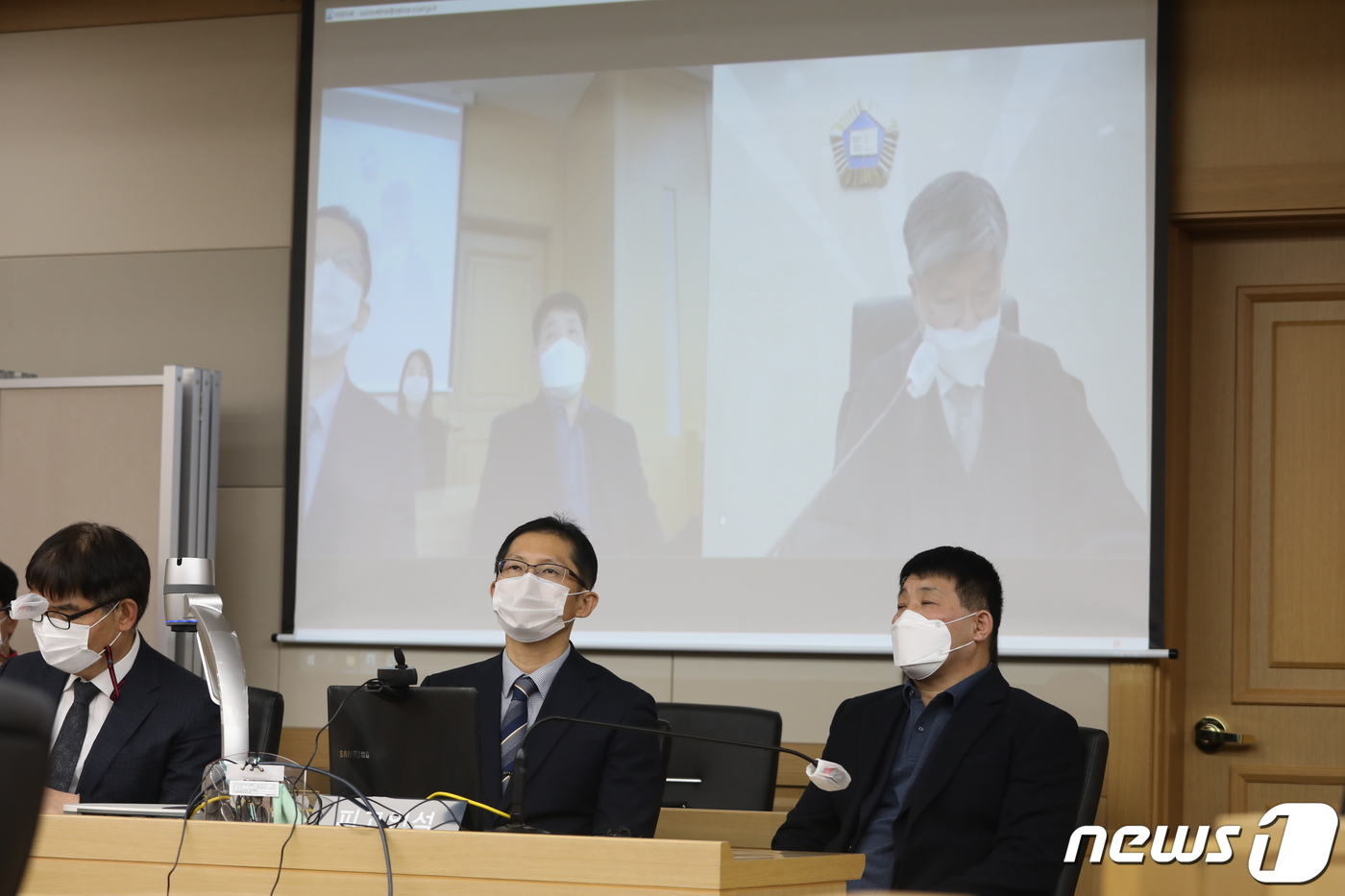 (수원=뉴스1) 사진공동취재단 = 17일 오후 경기도 수원지방법원 형사법정에서 연쇄살인범 이춘재가 저지른 범행인데도 수사기관과 법원의 잘못된 판단으로 누명을 써 20년간 옥살이를 …