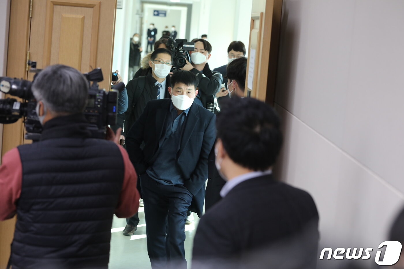 본문 이미지 - 이춘재 연쇄살인 8차 사건의 범인으로 몰려 20년간 억울한 옥살이를 한 윤성여(53)씨가 17일 오후 수원지방법원 형사법정에서 열린 재심 선고공판에서 법정으로 들어서고 있다. 2020.12.17/뉴스1 ⓒ News1 사진공동취재단