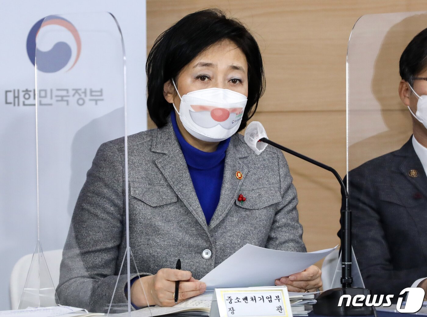 본문 이미지 - 박영선 중기부 장관이 정부서울청사 열린 2021년 경제정책방향 관계부처 합동브리핑에서 취재진의 질문에 답하고 있다. 12.17 ⓒ News1 김명섭 기자