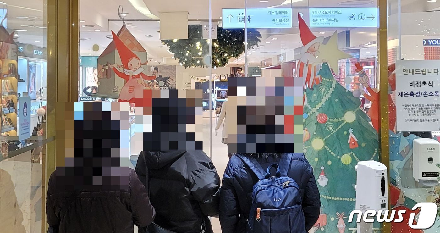 본문 이미지 - 17일 오전 롯데백화점 영등포점을 찾은 소비자들이 개점을 기다리며 문 틈새로 리뉴얼된 매장 전경을 구경하고 있다.2020.12.17/뉴스1ⓒ 뉴스1 최동현 기자