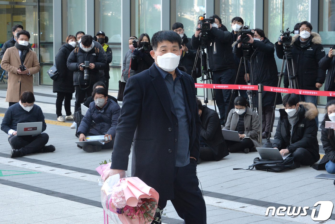 본문 이미지 - 이춘재 연쇄살인 8차 사건의 범인으로 몰려 20년간 억울한 옥살이를 한 윤성여(53)씨가 2020년 12월 17일 오후 수원지방법원 형사법정에서 열린 재심 선고공판에서 32년 만에 무죄를 선고받은 후 감격하고 있다. 2020.12.17/뉴스1 ⓒ News1 사진공동취재단