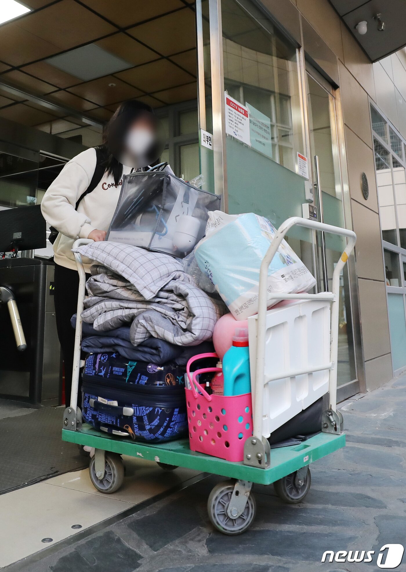 본문 이미지 - 서울시가 서울시립대 기숙사를 병상으로 활용한다고 밝힌 17일 서울 동대문구 서울시립대학교 기숙사에서 학생들이 짐을 빼고 있다. 2020.12.17/뉴스1 ⓒ News1 박지혜 기자