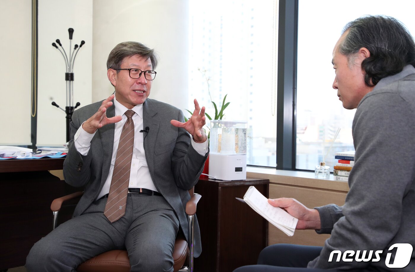 본문 이미지 - 17일 오후 부산 부산진구 한빛병원 7층 박형준 후보 사무실에서 박형준 부산시장 예비후보가 뉴스1과 인터뷰를 하고 있다. 2020.12.17/뉴스1 ⓒ News1 여주연 기자