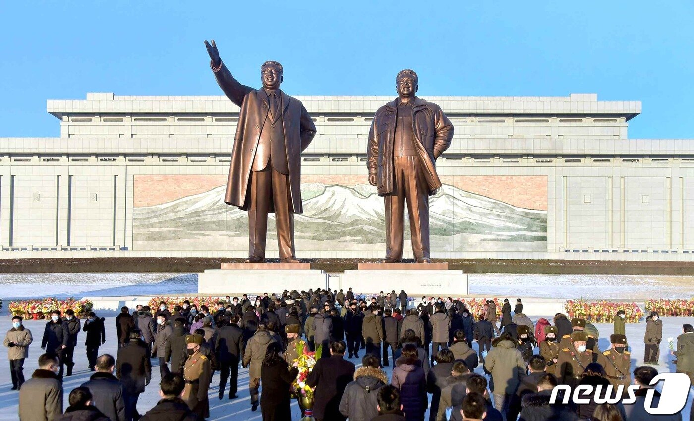 본문 이미지 - (평양 노동신문=뉴스1) = 평양 만수대 언덕에 위치한 김일성·김정일 동상 [국내에서만 사용가능. 재배포 금지. DB 금지. For Use Only in the Republic of Korea. Redistribution Prohibited] rodongphoto@news1.kr