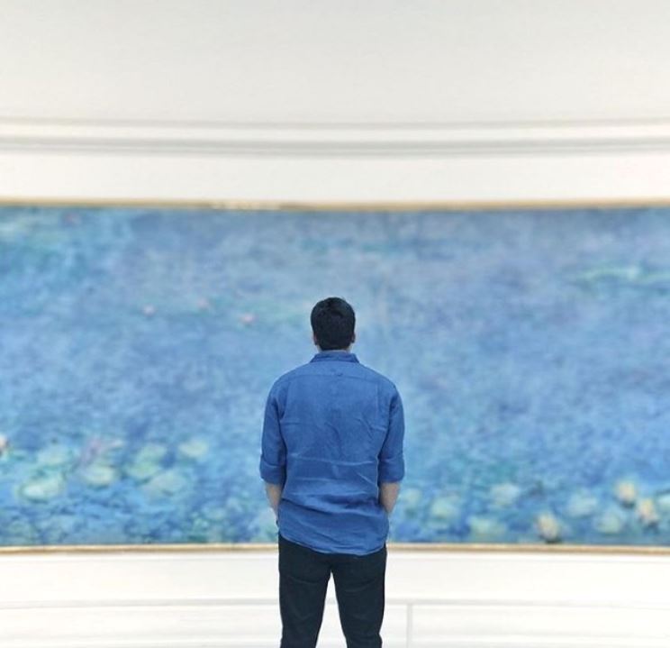 본문 이미지 - 모네의 수련 연작을 감상하는 관람객의 모습ⓒ museeorangerie