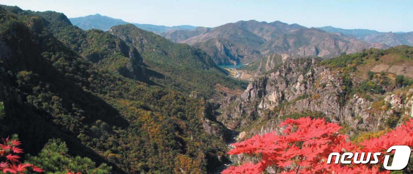 본문 이미지 - '신평금강명승지'라고 불리는 신평휴게소 주변의 풍경. 북한은 이곳을 신평관광개발구로 지정해 투자유치에 나섰다. (미디어한국학 제공) 2020.12.19.ⓒ 뉴스1