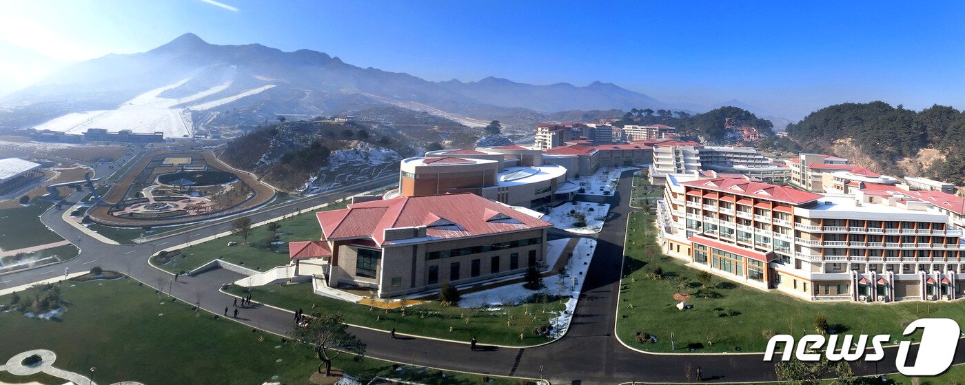 본문 이미지 - 2019년에 문을 연 양덕온천지구의 온천장과 스키장 전경. (평화경제연구소 제공) 2020.12.19.ⓒ 뉴스1