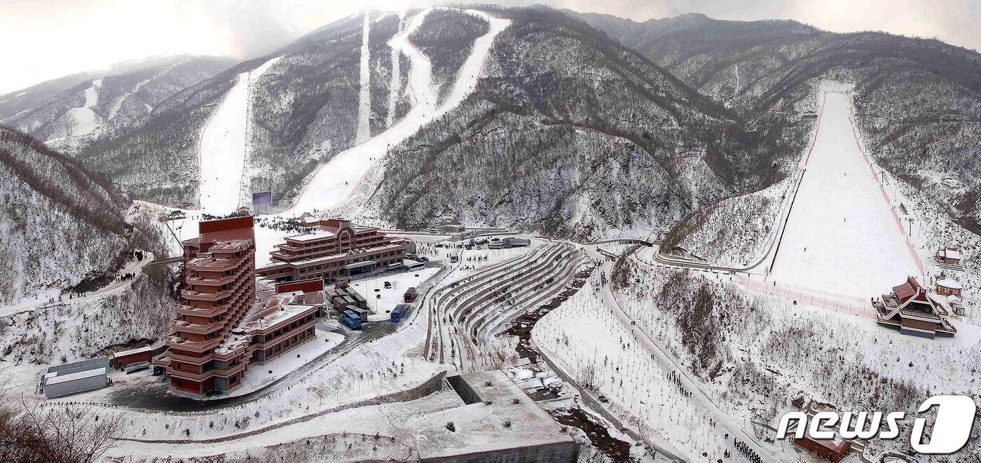 본문 이미지 - 2013년 태백산맥의 마식령 고개에 건설된 마식령스키장 전경. (평화경제연구소 제공) 2020.12.19.ⓒ 뉴스1