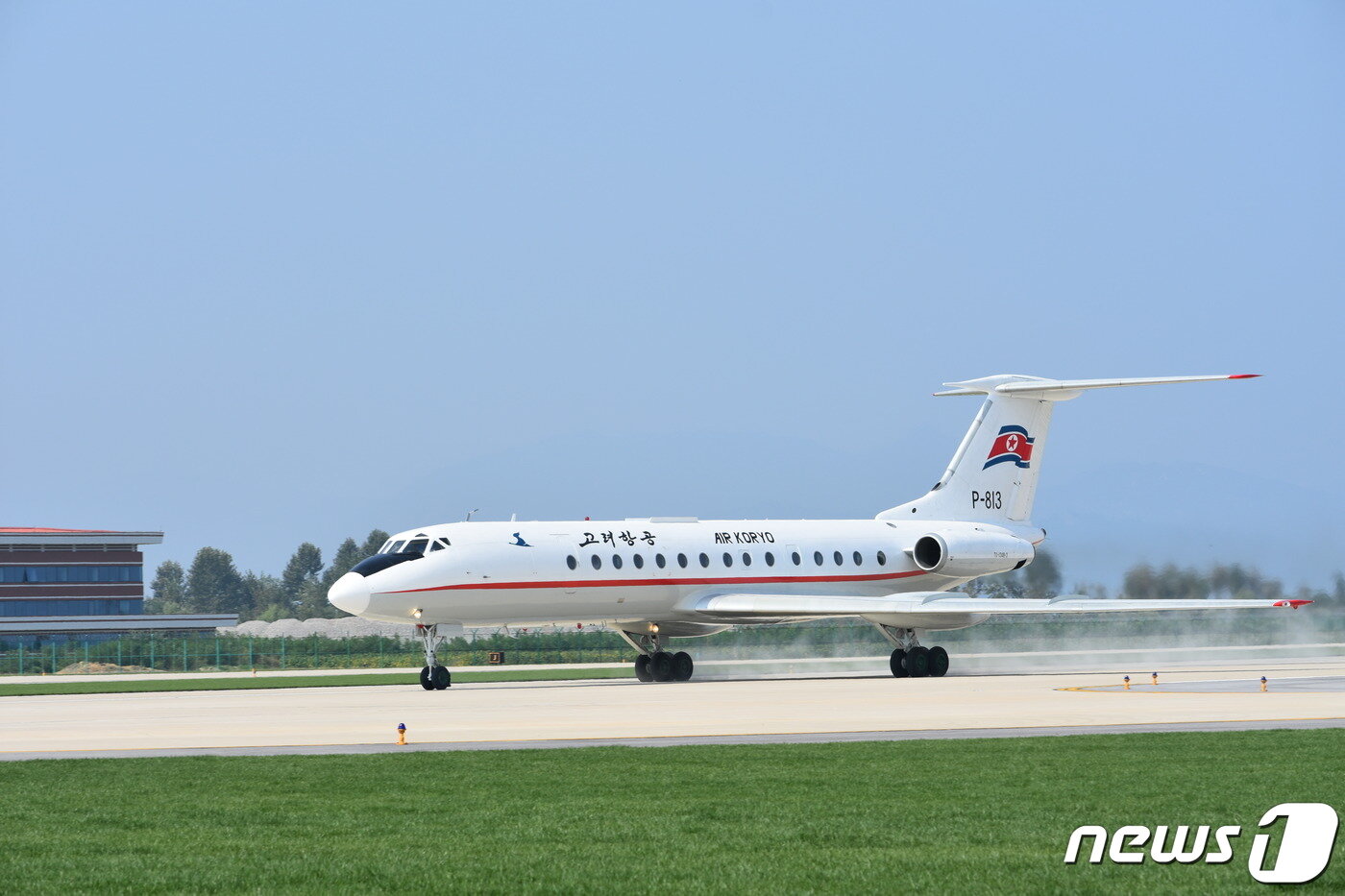 본문 이미지 - 2015년 북한의 두 번째 국제공항으로 문을 연 갈마국제공항 비행장에 고려항공 여객기가 착륙하고 있다. (평화경제연구소 제공) 2020.12.19.ⓒ 뉴스1