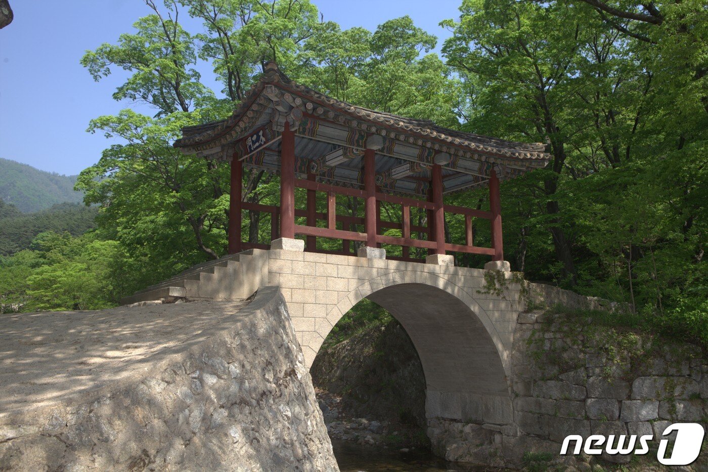 본문 이미지 - 강원도 고산군에 있는 석왕사 초입의 불이문. (미디어한국학 제공) 2020.12.19.ⓒ 뉴스1