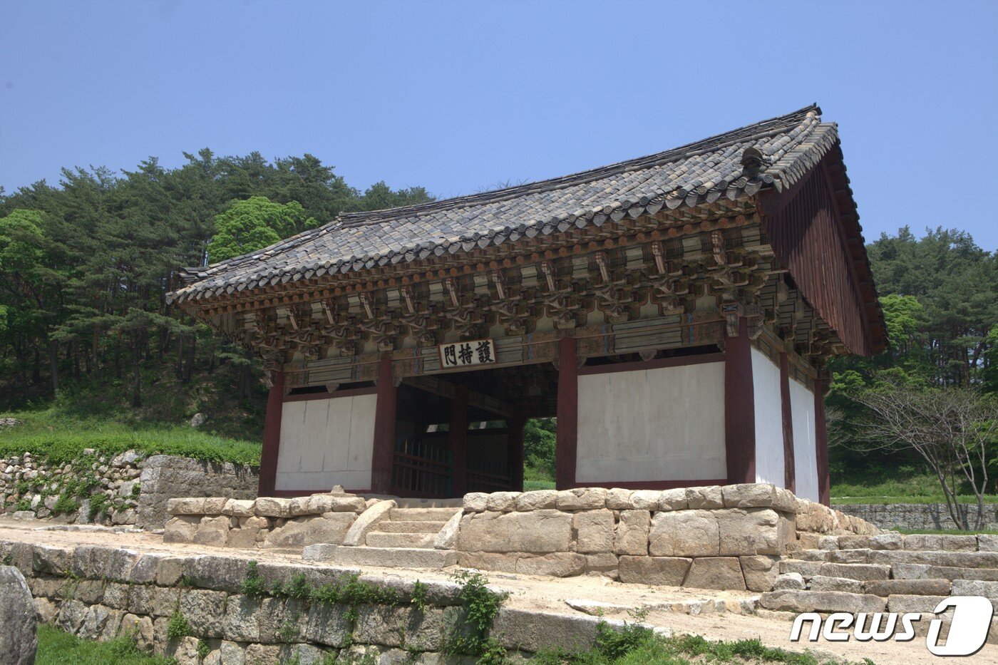 본문 이미지 - 북한의 국보유적 제176호로 지정돼 있는 강원도 고산군 석왕사의 호지문. 2019년 호지문 뒤쪽으로 대웅전이 복원됐다. (미디어한국학 제공) 2020.12.19.ⓒ 뉴스1