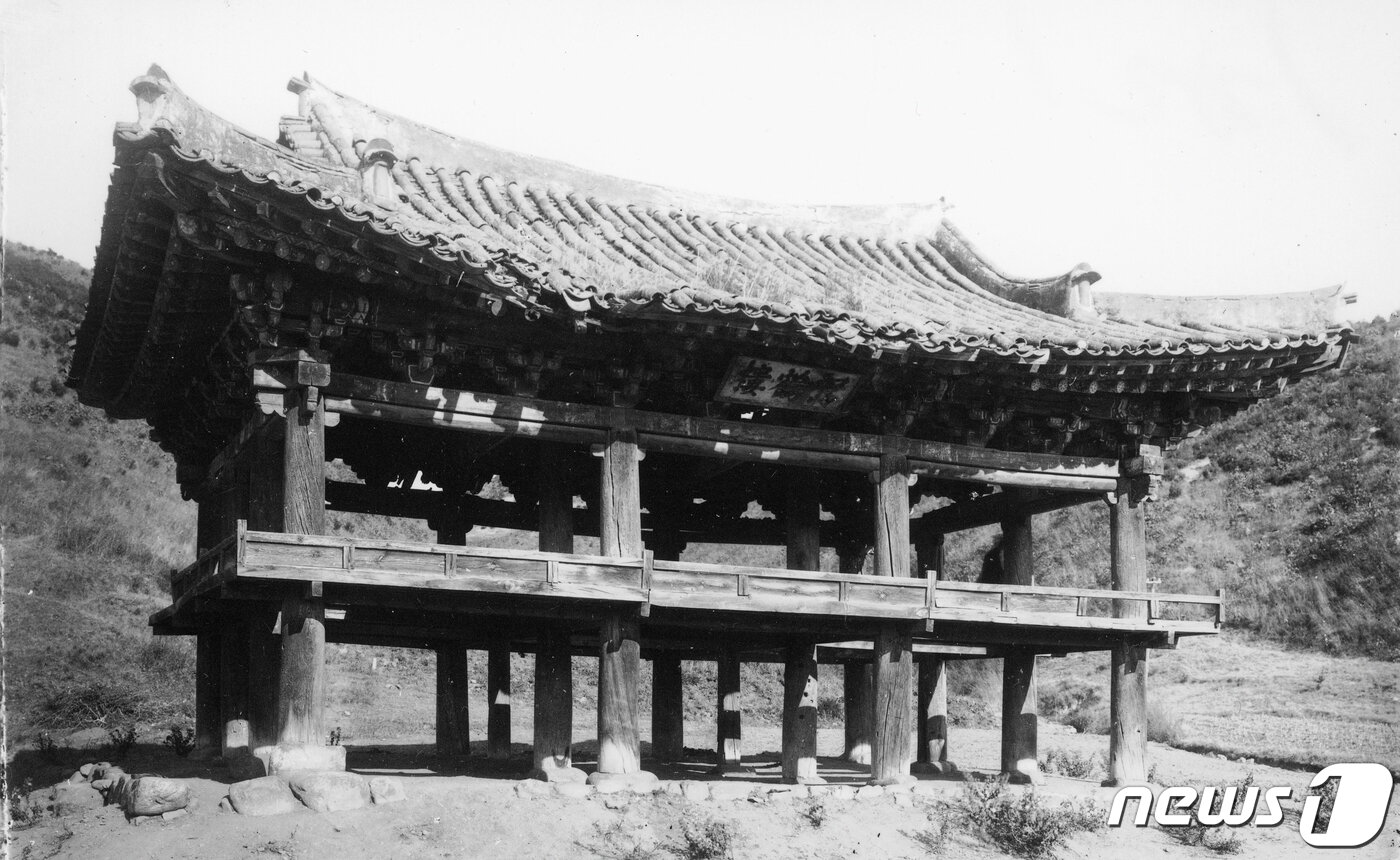 본문 이미지 - 일제강점기 때 가학루(駕鶴樓) 전경. 가학루는 연변 객사의 부속건물로 지어졌다. (국립중앙박물관 제공) 2020.12.19.ⓒ 뉴스1