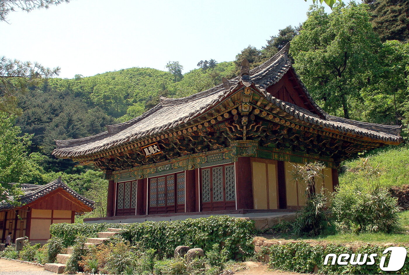 본문 이미지 - 함경남도 고원군 양천사 대웅전 전경. (미디어한국학 제공) 2020.12.19.ⓒ 뉴스1