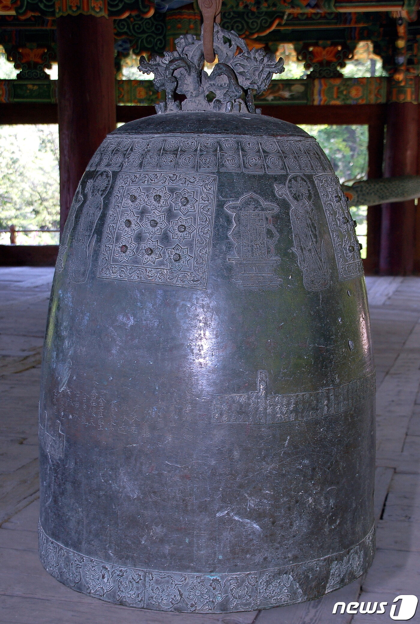 본문 이미지 - 함경남도 고원군 양천사의 만세루에 걸려 있는 종. 17세에 주조된 것이다. (미디어한국학 제공) 2020.12.19.ⓒ 뉴스1