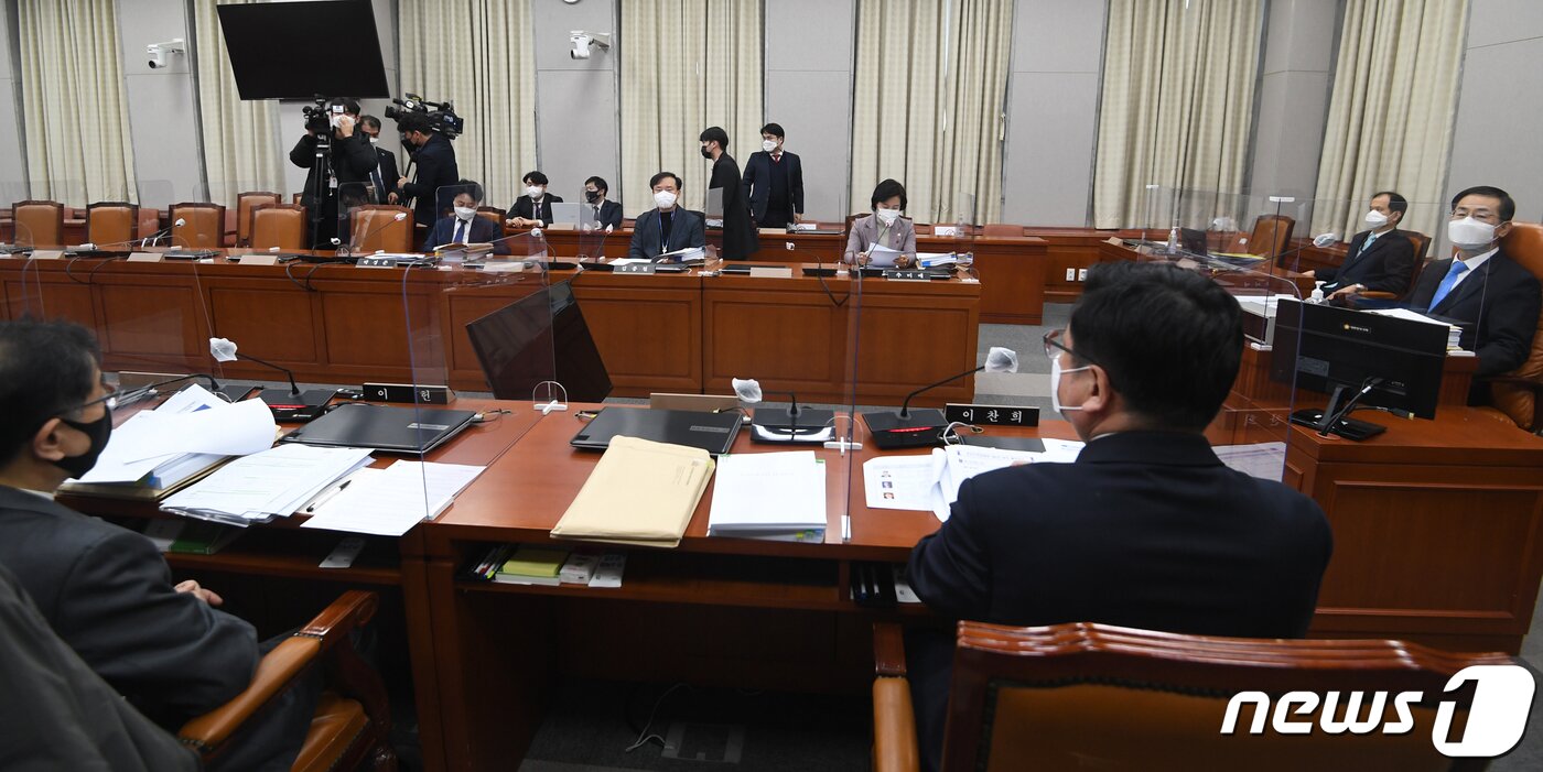 본문 이미지 - 지난 18일 오후 서울 여의도 국회에서 고위공직자범죄수사처(공수처)장후보자추천위원회 5차 회의가 열리고 있다. 2020.12.18/뉴스1 ⓒ News1 성동훈 기자
