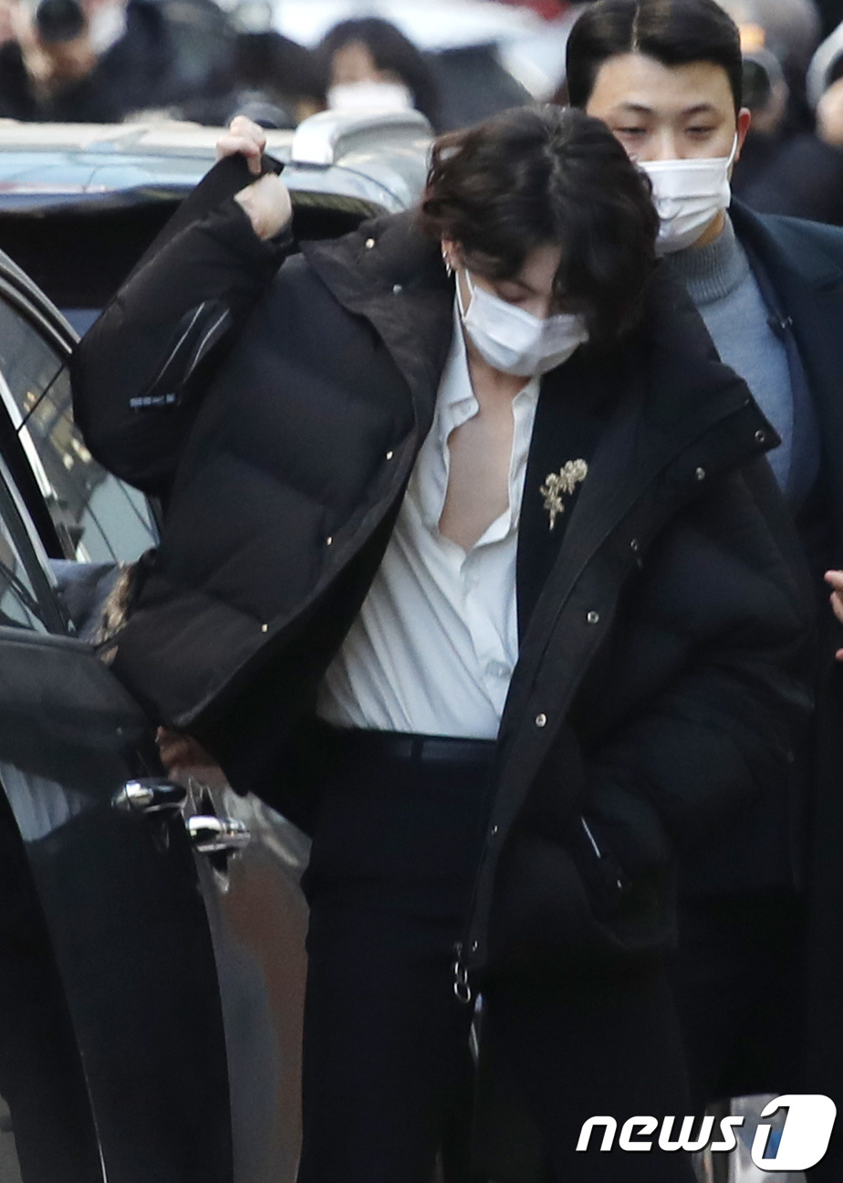 (서울=뉴스1) 권현진 기자 = 방탄소년단(BTS) 정국이 18일 서울 여의도 KBS 신관에서 열린 'KBS 가요대축제’ 촬영을 위해 방송국으로 들어서고 있다. 2020.12.18 …