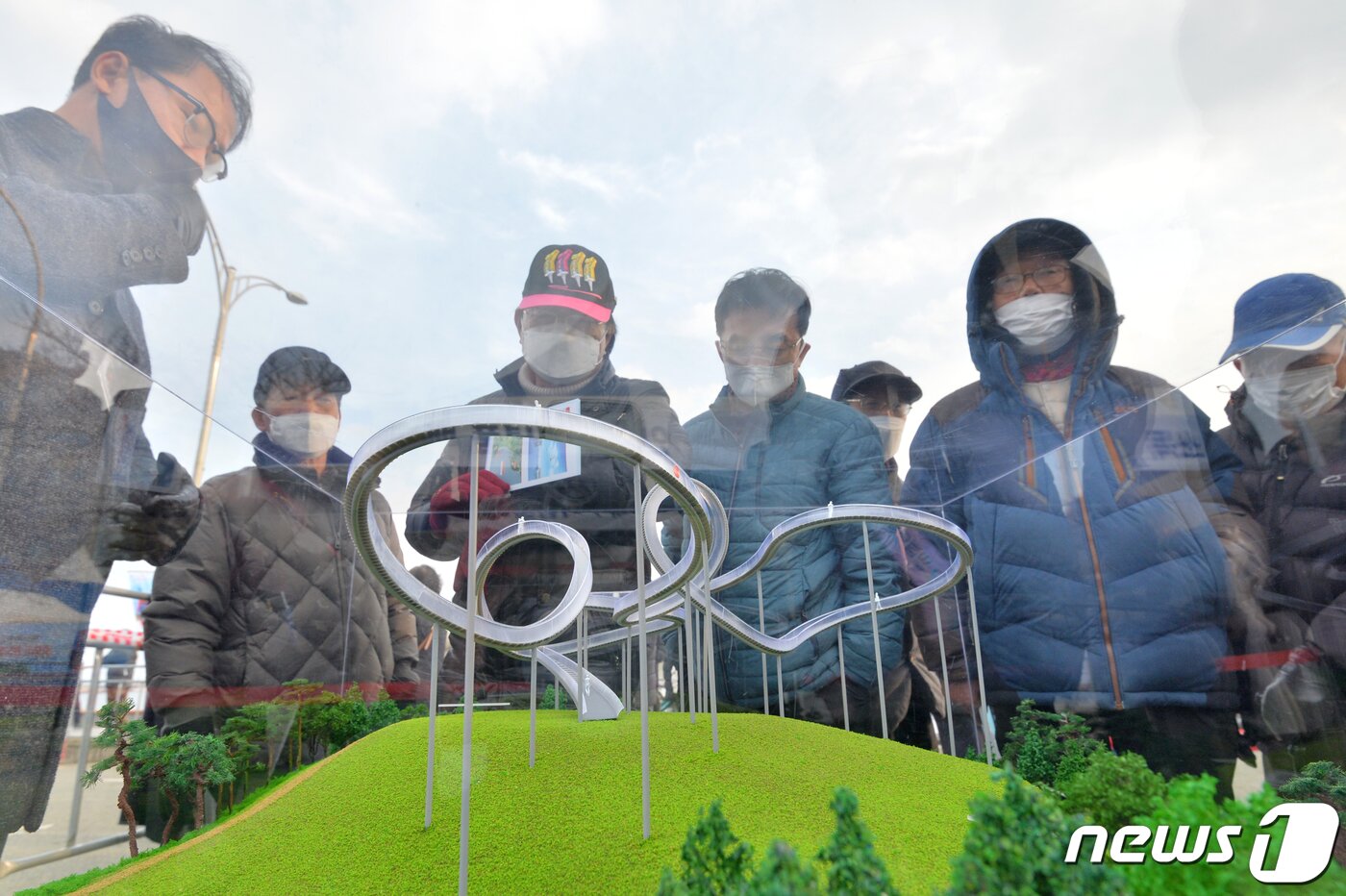 본문 이미지 - 지난해 12월 경북 포항시 북구 영일대해수욕장 해상누각 앞 광장에서 열린 해상케이블카 착공식에서 시민들이 환호해맞이 공원에 설치될 클라우드 조형물에 대한 설명을 듣고 있다. 독일 작가가 제작한 클라우드 작품은 해상케이블카가 설치되는 환호해맞이 공원에 함께 설치된다. 2020.12.18/뉴스1 ⓒ News1 최창호 기자